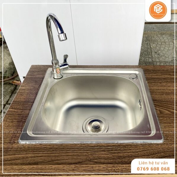 Tủ bếp nhựa mini có 1 bồn rửa, được làm bằng inox cao cấp